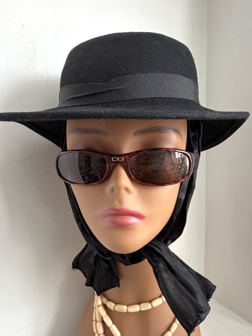 Vintage 50s Gerber Tilt Cloche Black Wool Felt Brimmed Satin Ties Hat Noir